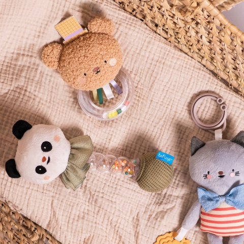 Taf Toys Grzechotka Miś Brandon – sensoryczna grzechotka dla niemowląt Taf Toys Grzechotka Miś Brandon – sensoryczna grzechotka dla niemowląt