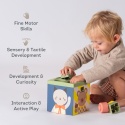 Taf Toys Pojemnik Zabawa i Odkrywanie – sensoryczna kostka edukacyjna 12m+ z chustkami, piłkami i klockami