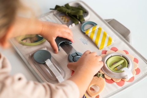 Taf Toys Tablica Edukacyjna – Zabawa A KUKU i trening rączek Taf Toys Tablica Edukacyjna – Zabawa A KUKU i trening rączek