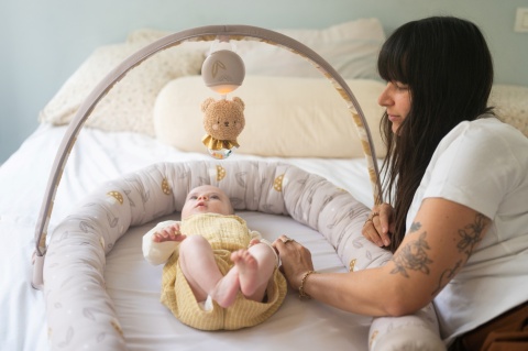 Gniazdko Niemowlęce z Pałąkiem i Pozytywką Przytulny Kokon Taf Toys