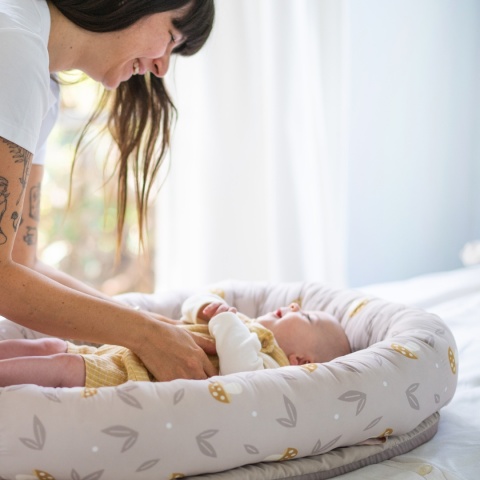 Gniazdko Niemowlęce z Pałąkiem i Pozytywką Przytulny Kokon Taf Toys